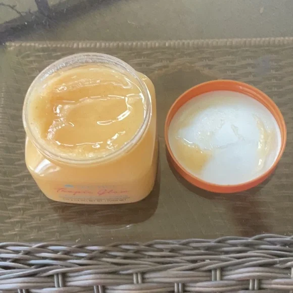 Tree Hut Tropic Glow Exfoliant Scrub for Radiant Skin - Picture 3 of 4